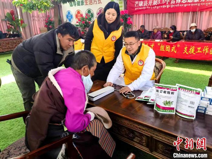 圖為特困人員集中供養(yǎng)服務(wù)中心義診。　昌都芒康縣供圖