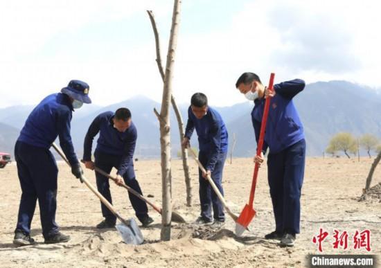 林芝市巴宜區(qū)森林消防中隊(duì)志愿服務(wù)隊(duì)正在平坑?！∥骼@拉翁 攝