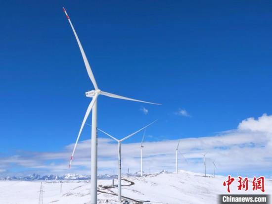 圖為矗立在哲古草原上的風(fēng)電機(jī)組?！≈袊?guó)電建集團(tuán)成都勘測(cè)設(shè)計(jì)研究院有限公司 供圖