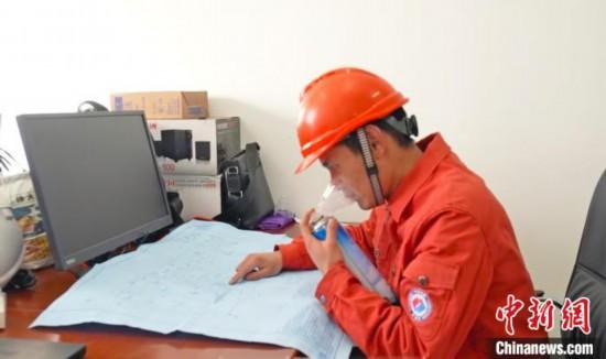 圖為哲古風(fēng)電項(xiàng)目技術(shù)人員克服高原缺氧堅(jiān)持工作?！≈袊?guó)電建集團(tuán)成都勘測(cè)設(shè)計(jì)研究院有限公司 供圖