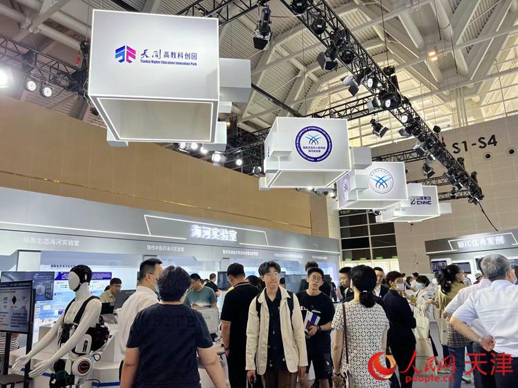 海河實(shí)驗(yàn)室展臺聚集了大量參觀者，他們不斷向工作人員提問各種問題。人民網(wǎng)記者 孫翼飛攝