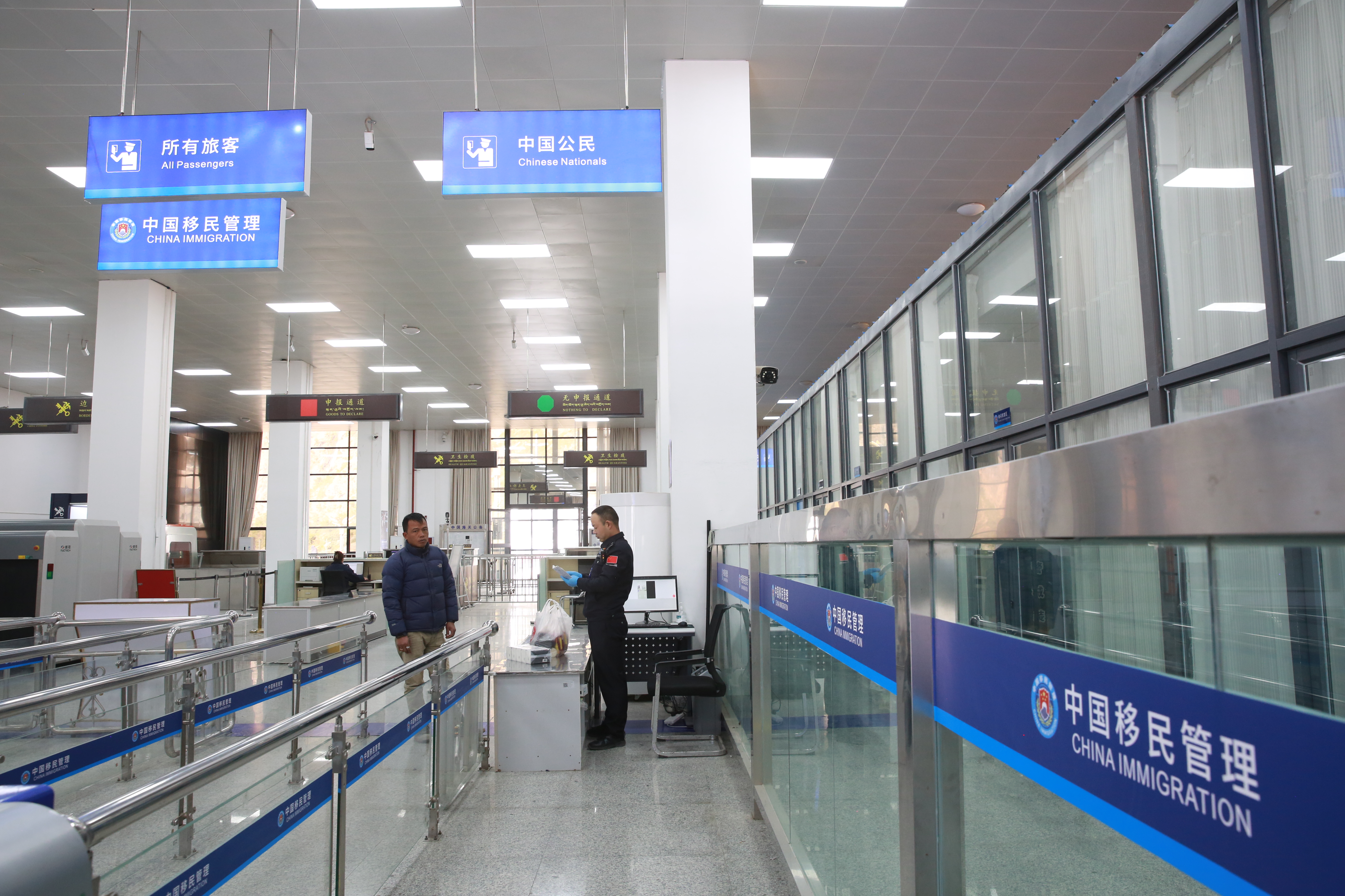 圖為：12月1日，吉隆口岸聯(lián)檢大廳正式啟用新版對外開放口岸出入境邊防檢查現(xiàn)場標(biāo)志。（2）肖富貴 攝.JPG