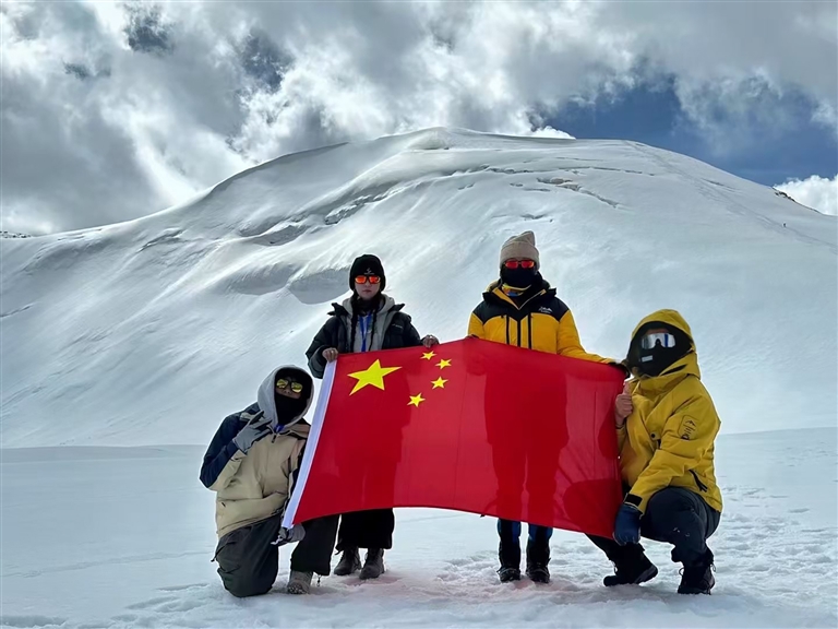 我自見山！和我一起登頂?shù)乃麄? width=