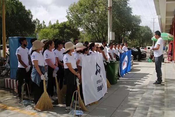 圖為富民公司董事長巴桑頓珠正在進行動員講話。.jpg