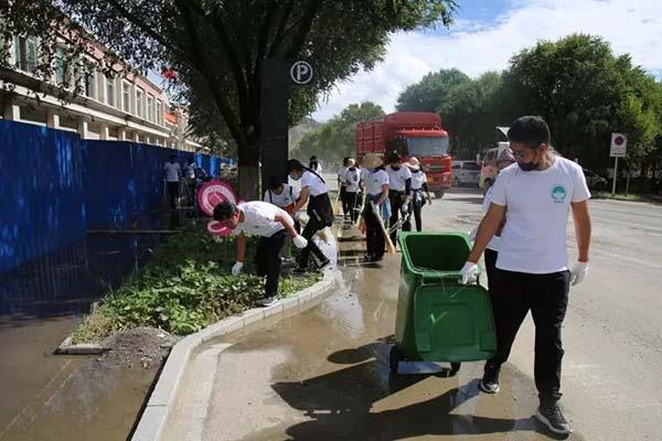 圖為員工們正在清理道路兩側(cè)的垃圾。.jpg