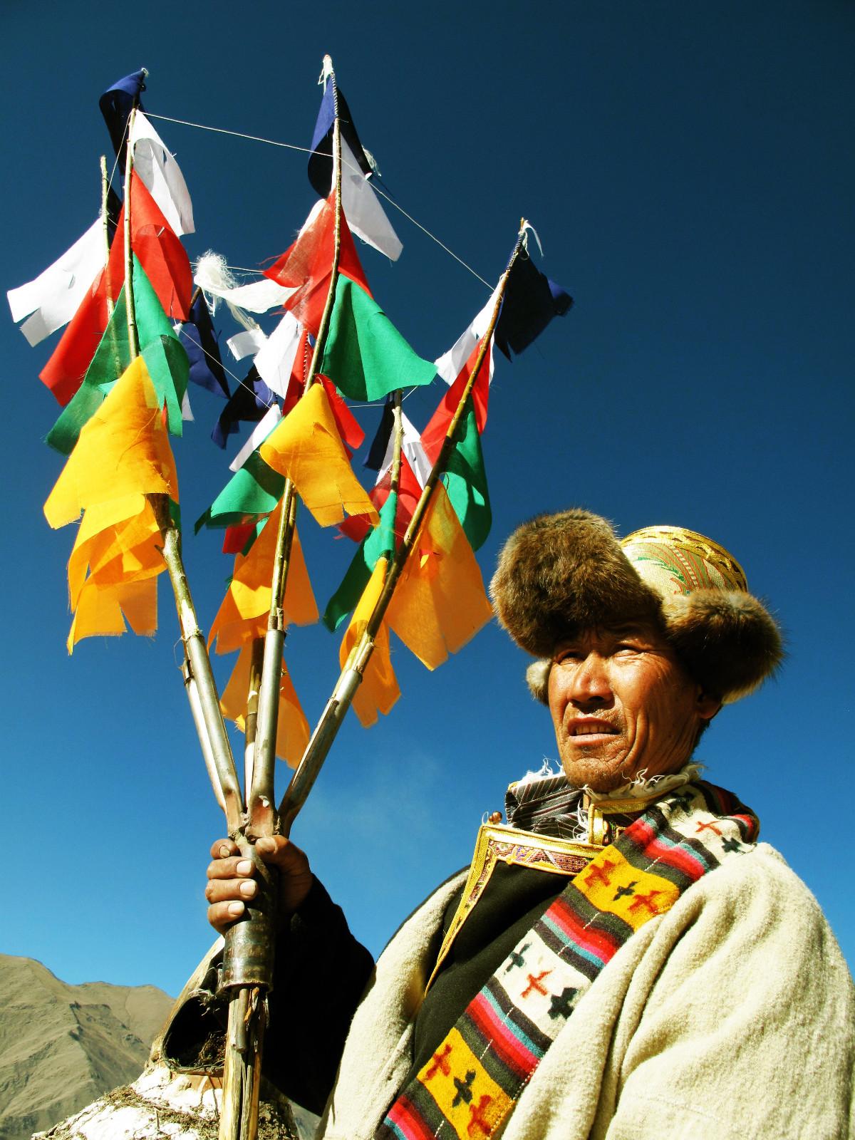 圖為：1月23日上午，西藏山南市瓊結(jié)縣唐布齊村村民歐珠多吉一大早就縫制好了經(jīng)幡樹(shù)，祈求新的一年里人畜無(wú)病無(wú)災(zāi)，吉祥如意。曲杰  攝.jpg