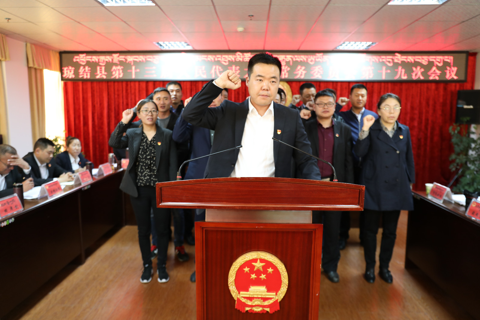 圖為：新任職干部進行憲法宣誓儀式。.JPG