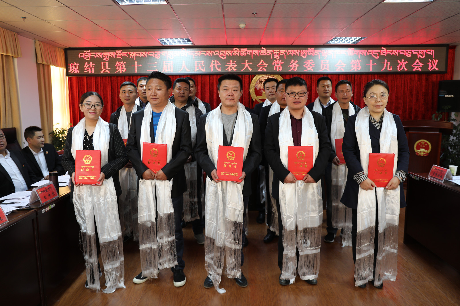 圖為：為新任職干部頒發(fā)了任命書。.JPG