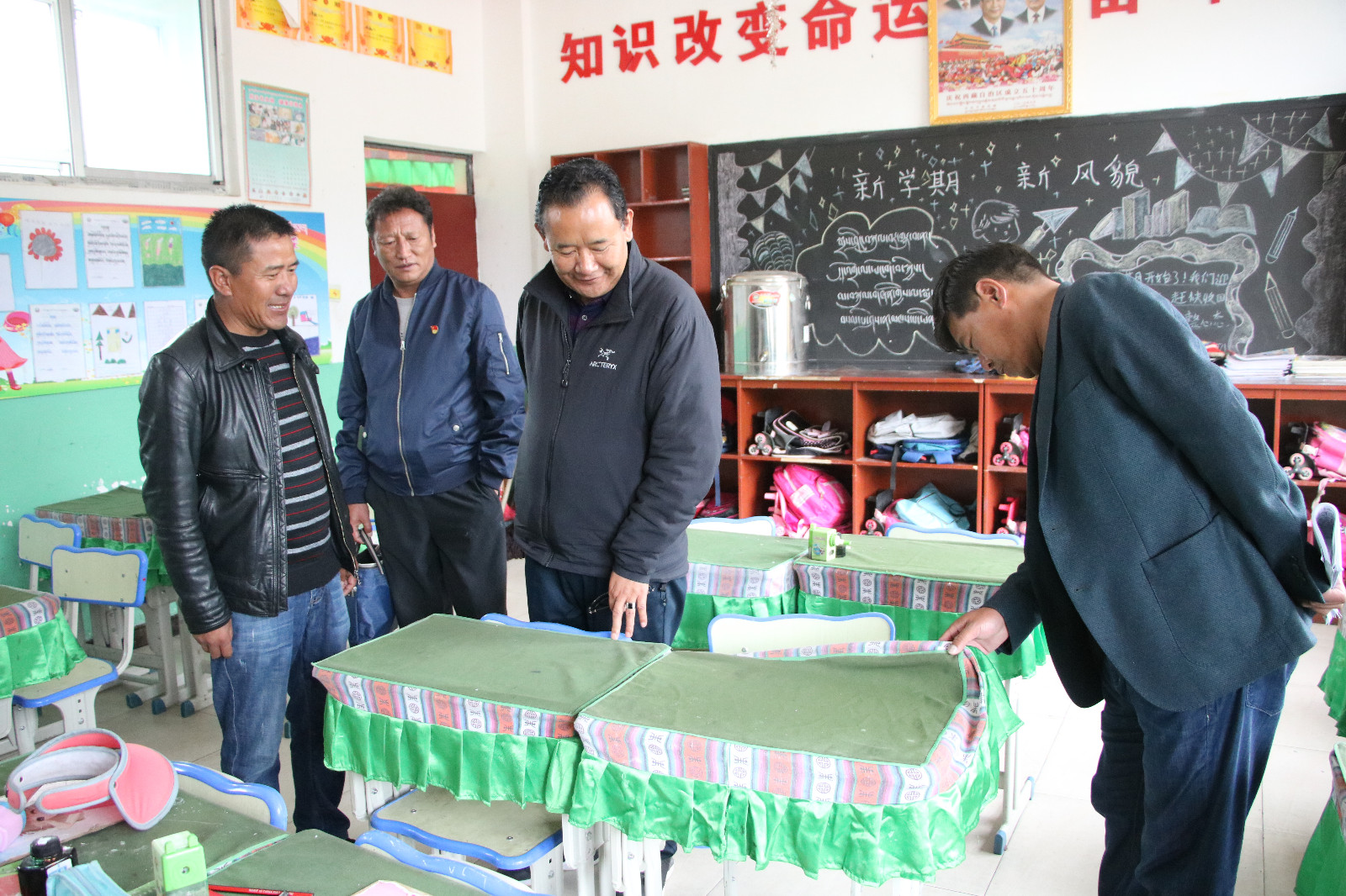 圖為：調(diào)研組在瓊結(jié)縣下水鄉(xiāng)小學(xué)地檢查學(xué)校教育教學(xué)。.JPG