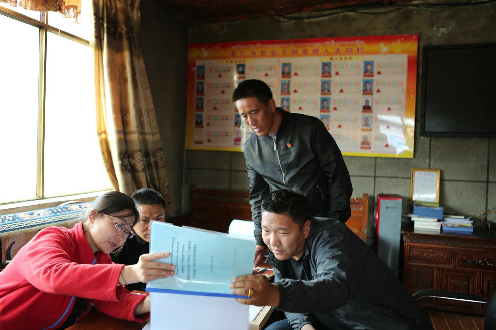 圖為：專班組一行在瓊結(jié)縣拉玉鄉(xiāng)羅仁寺管會(huì)查閱臺(tái)賬。.jpg