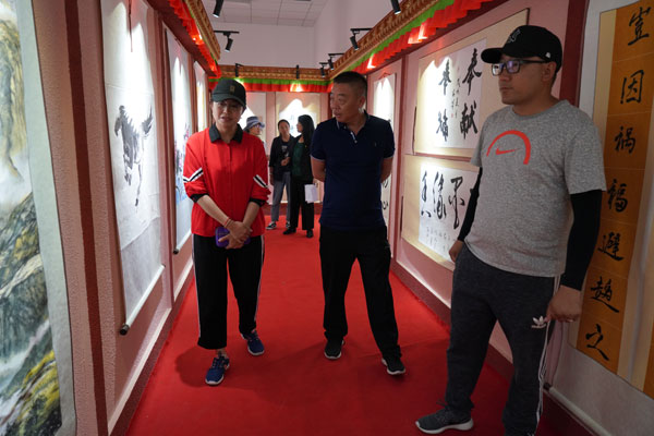 圖為：麻建輝一行在考察調(diào)研瓊結(jié)藏漢書法展廳。.JPG