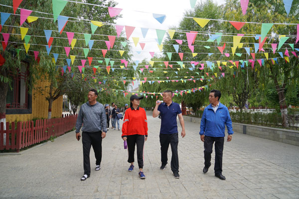 圖為：麻建輝一行在考察調(diào)研瓊結(jié)縣旅游步行街。.JPG
