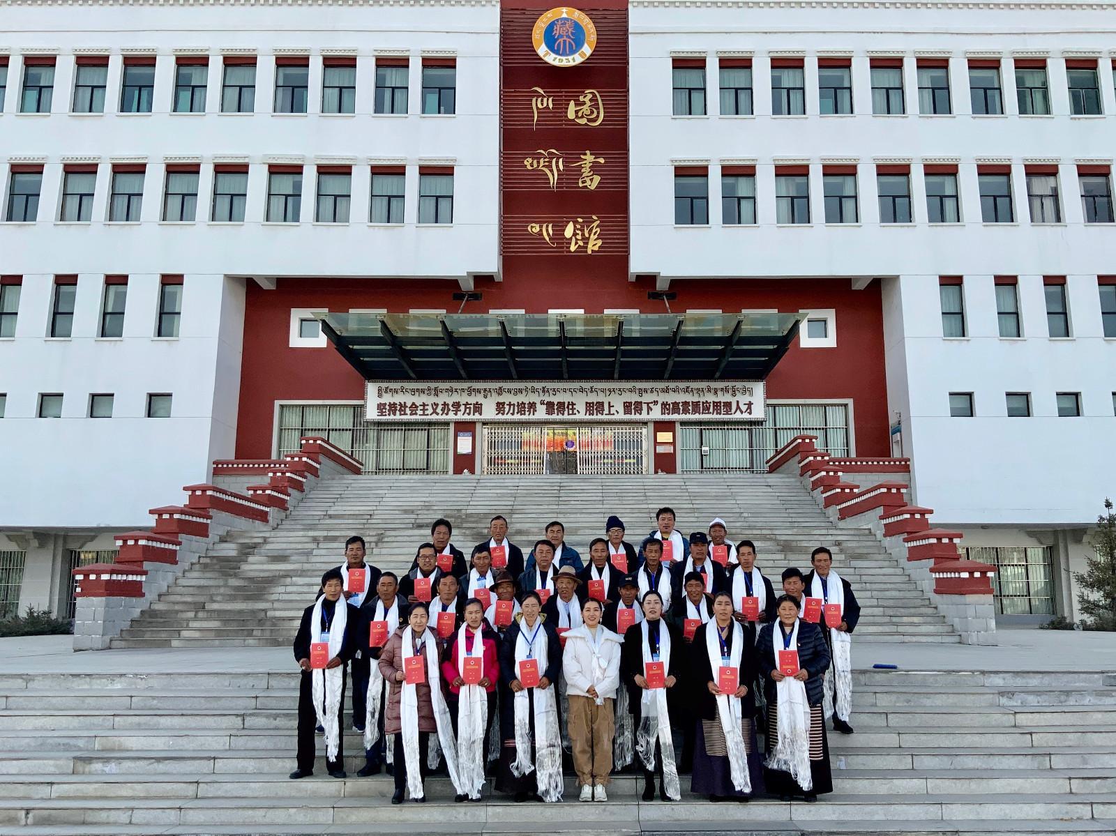圖5為：瓊結縣組織基層人大代表在西藏大學繼續(xù)教育學院開展人大業(yè)務培訓。.jpg