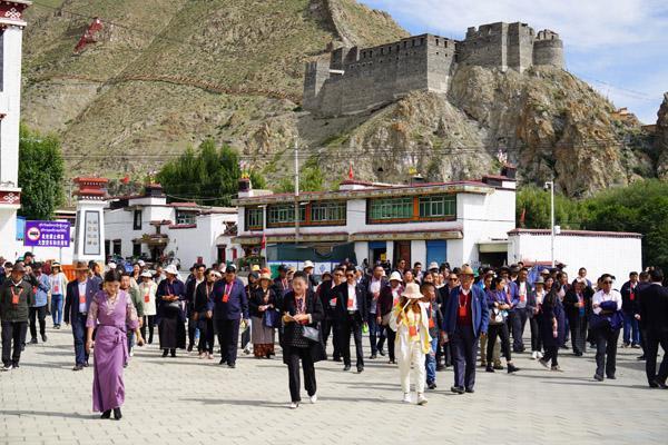 圖6為：2019年，全區(qū)基層四級人大代表培訓班學員赴瓊結觀摩考察。曲杰  攝.JPG