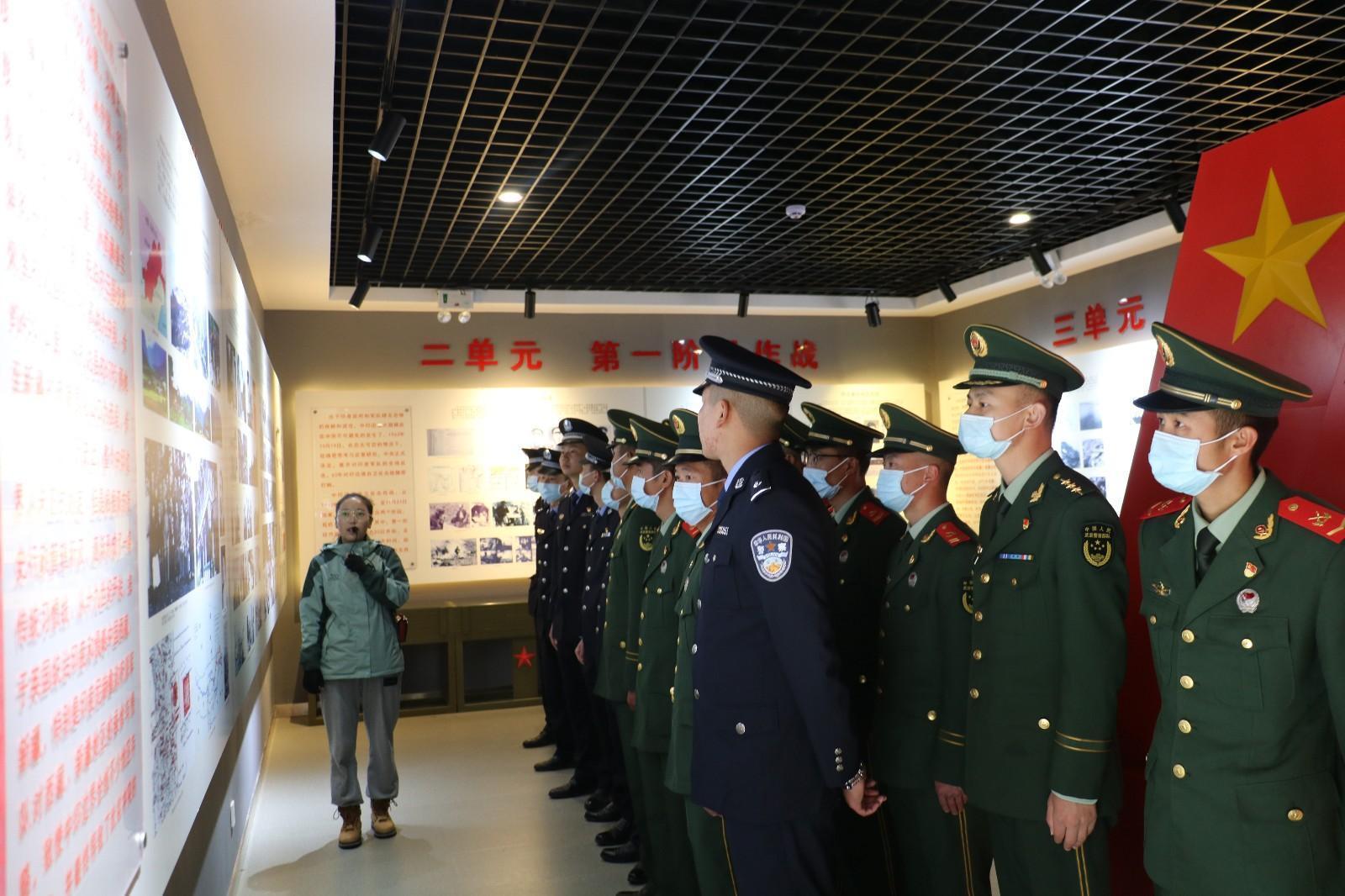 5 圖為錯(cuò)那邊境檢查站民警與錯(cuò)那縣武警中隊(duì)官兵共同在對(duì)印自衛(wèi)反擊戰(zhàn)前沿指揮所舊址陳列館瞻仰革命先烈的光榮事跡，重溫對(duì)敵斗爭(zhēng)的光輝歷史   李啟書(shū)  攝.jpg