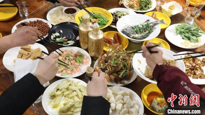 留玉環(huán)過年臺胞們的年夜飯?！堹L鶯 攝