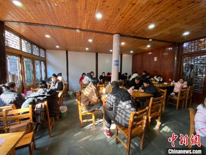陳思遠的店內(nèi)座無虛席?！×植?攝