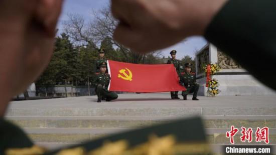 武警官兵重溫入黨誓詞?！「瘀H鵬 攝