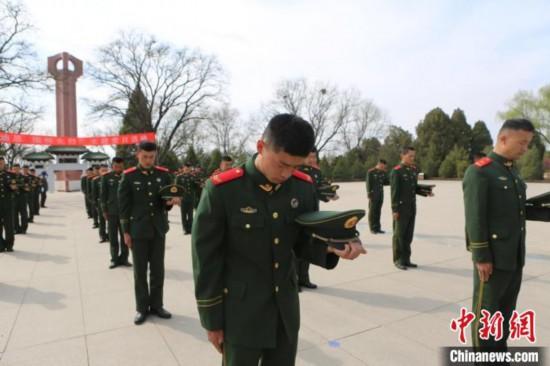 武警官兵脫帽默哀緬懷先烈?！「瘀H鵬 攝